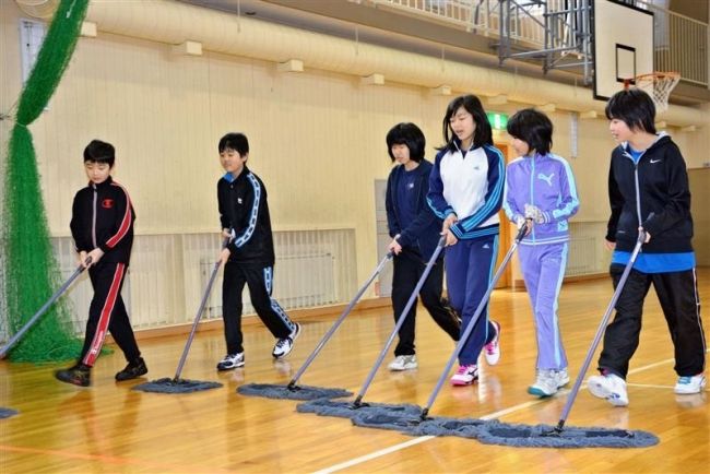 【写真】新得小体育館を感謝の清掃　新得、スポーツ少年団など