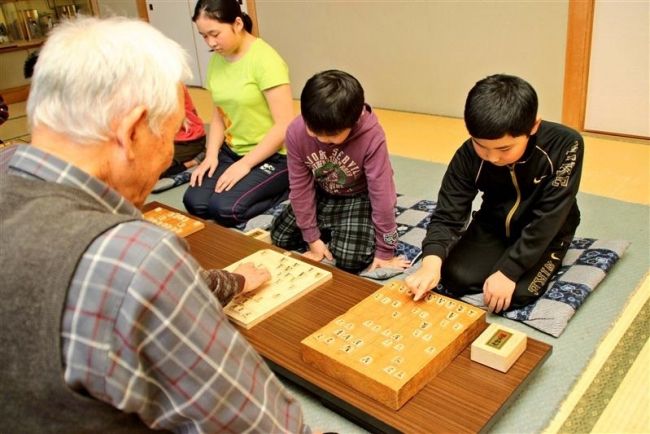 【写真】大人と子供が真剣勝負　広尾・将棋教室　 