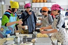 下級生や教師にプレゼントするため、完成したポップコーンを紙コップに詰める豊頃小の６年生たち