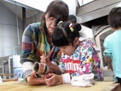 「いきがい焼き」の陶器に絵付けを体験する園児