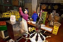 池田町ブドウ・ブドウ酒研究所でスパークリングのおり抜き作業当たる職員たち。一般の観光客も見学通路から作業の様子を見学できる（２５日午前１１時すぎ）