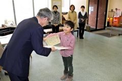 壁谷君らに金賞　鹿追、よむリンピック表彰式  4