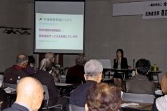 パーキンソン病を発症した時の手続きについて話す中山主査の話を聞く来場者