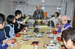 米について講義する村田歩さん（写真中央）