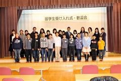 留学生（前列）と保護者
