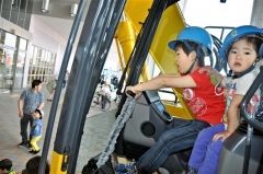 「はたらくくるま」に大歓声 子どもウイーク 2