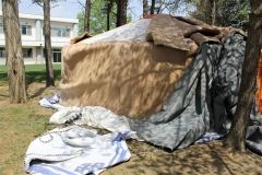 縄がほどかれ、防水シートが落ちたゲル