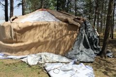 縄がほどかれ、防水シートが落ちたゲル