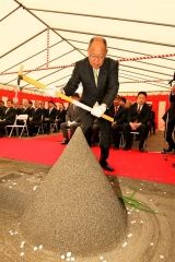 くわ入れする吉川社長