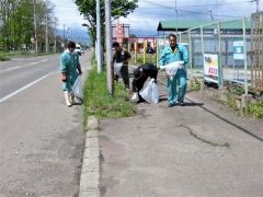 沿道でごみを拾い集める参加者