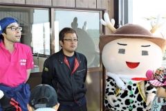 子供たちが種イモの植え付けに汗　鹿追  4