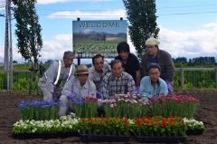 ドライバーの安全運転を願って花を植えた永井工業社員