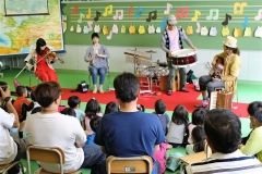熊谷さん母校でふれあい音楽会　鹿追通明小  6