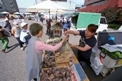 採れたて野菜が並んだファーマーズ・スクエア・オビヒロ（２０日午前９時すぎ、折原徹也撮影）