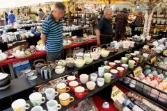 全国の名産地から陶磁器が集い買い物客が訪れている「全国陶器まつり」（２０日午前１１時、折原徹也撮影）