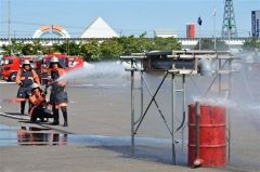 的に向かって放水する団員