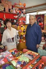最後の展示会を開く工房と佐藤さん夫婦。手芸品は半世紀にわたり２人で歩み続けた証し