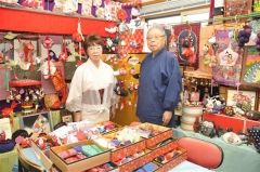 最後の展示会を開く工房と佐藤さん夫婦。手芸品は半世紀にわたり２人で歩み続けた証し