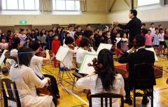 仙台フィルの演奏に合わせて合唱で共演する児童・生徒たち