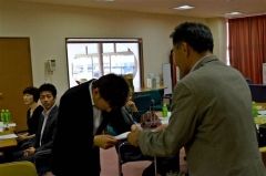 広瀬議長（右）から委嘱状を受けるモニター