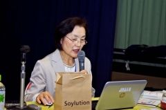 大豆を取り入れた食生活の大切さについて講演する高橋さん
