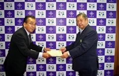 水沢町長（右）から感謝状を受け取るＭｚ原田の後藤所長（左）