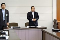 産業研修生に祝い金プレゼント　鹿追  3