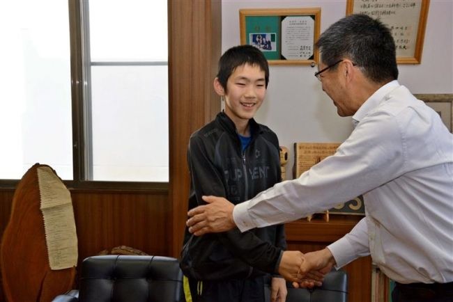 【写真】新得小の池田君、バドミントン全国大会出場へ　 
