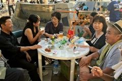 ビールなどを片手に和やかに歓談する来場客