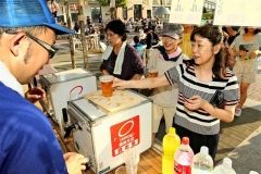 厳しい暑さの中、ビールを買い求める来場客