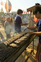 炭火でできたての串焼きを販売したビアガーデン