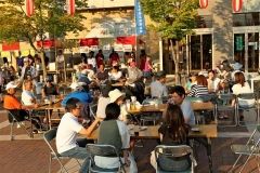 大勢の客でにぎわうビアガーデン
