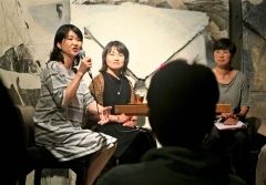 【電子版用】在来種の豆栽培や子育てについて語る高野さん（左）と道下さん（中央）
