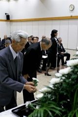 祭壇に献花する参列者