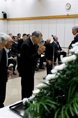 戦没者を悼み手を合わせる参列者