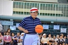ラケットにボールを乗せて走る「ゆっくり速く」でゴールへ向かう参加者