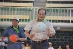 バドミントンのラケットにボールを乗せて走る「ゆっくり速く」でゴールに向かう参加者