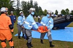 転覆車両から負傷者を救出する消防署員