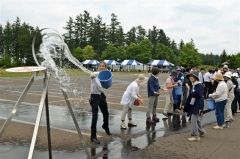 バケツリレーで消火訓練をする参加者