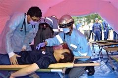 応急救護所に負傷者を運び処置を施す