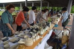 さまざまな手作り陶器などが並び、来場者でにぎわう会場
