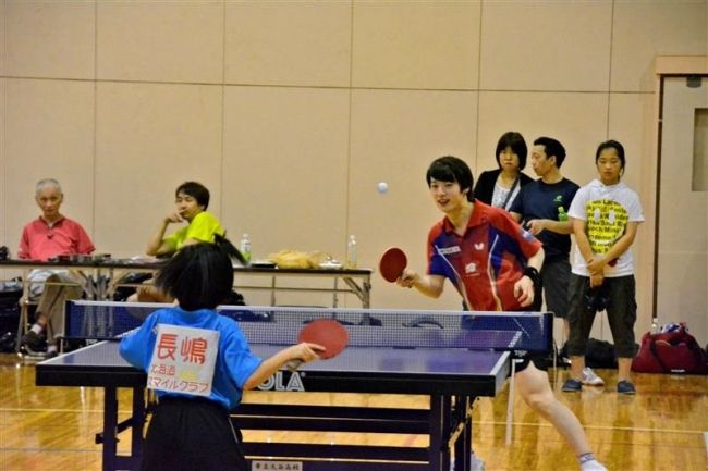 【写真】卓球の松平健太選手招き講習会　３００人参加