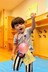 ヨーヨーを釣り上げて喜ぶ子供