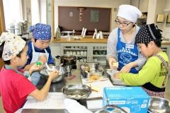 子供たちがチーズ作りに挑戦　鹿追はりきりクッキング  2