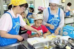 子供たちがチーズ作りに挑戦　鹿追はりきりクッキング  4