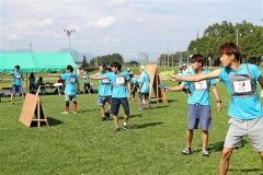 狙いを定めて水鉄砲を撃つ優勝したがんばり隊選手たち