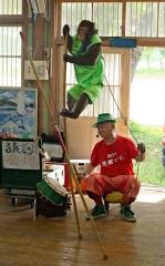 竹馬をする太陽と伊賀さん