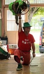 伊賀さんが掲げた輪をくぐる太陽