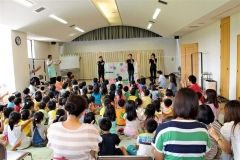 園児１２０人が絵本の読み聞かせに笑顔　鹿追七夕まつり  2