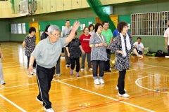 ラダー・ゲッターでボールのコントロールに苦労する参加者
